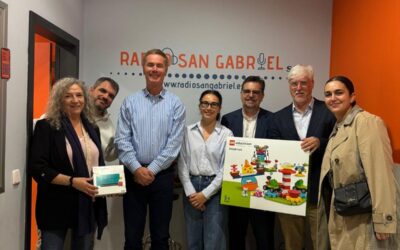 ¿Quién vive? Víctor Saeijs (Presidente de LEGO Educación en Europa) y Lilia Parfitt (LEGO)